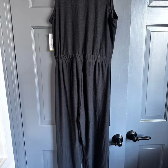 BREATH ON - Sleeveless Black Jumpsuit
Old Navy Active
Size M - Picture 6 of 8